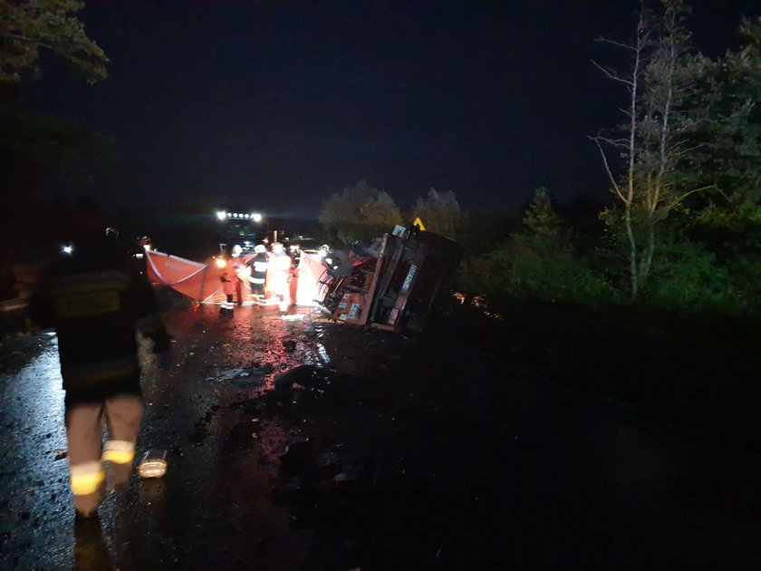 Zderzenia busa z ciężarówką. Dwie osoby nie żyją