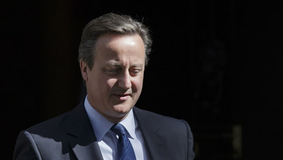 Hűha: pink hajú tinivel kapták lencsevégre David Cameront - fotó