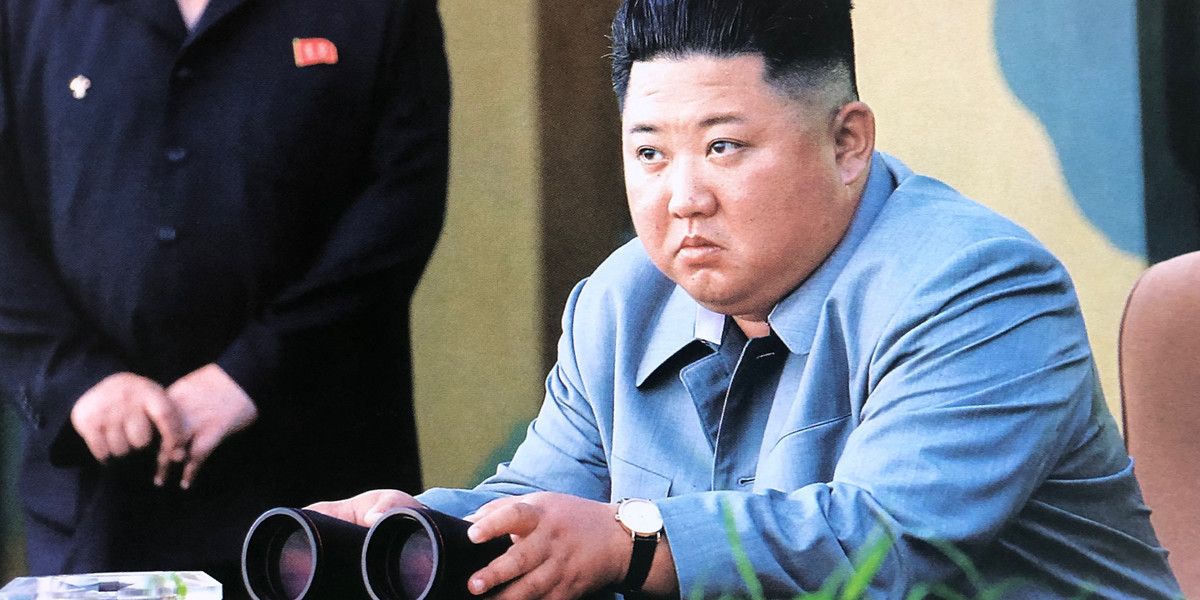 Kim Jong Un nadzorujący testy nowych pocisków w 2019 r.