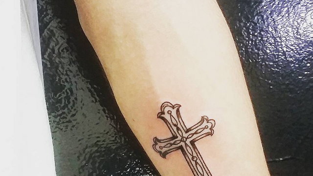 Symbolika najpopularniejszych tatuaży. Co oznacza krzyż na ręce?