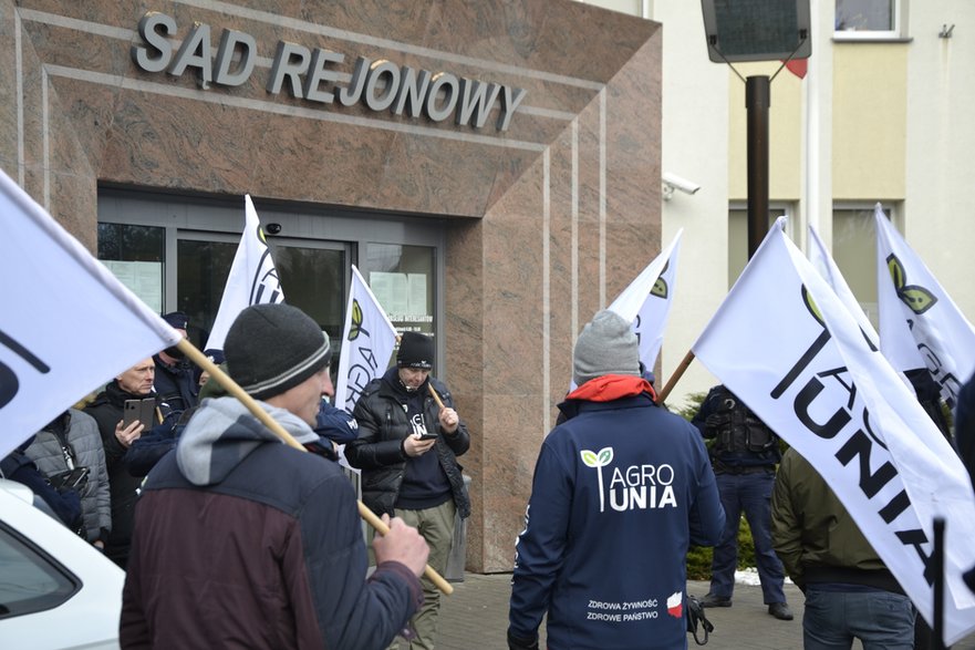 Początek sprawy lidera Agrounii. Protest rolników przed zgierskim sądem