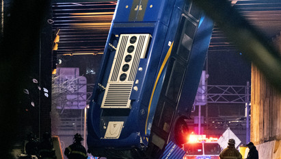 Fejjel lefelé lógott a felüljáróról az utasokkal teli csuklós busz New Yorkban – Rémisztő fotókon, videón a brutális baleset