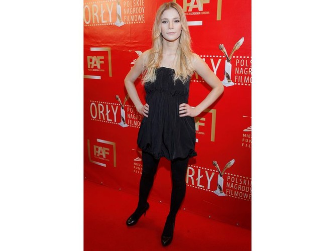 Minimalistyczna Maja Bohosiewicz: drapowana mała czarna, czarne rajstopy i szpilki oraz zero dodatków.