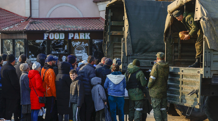 Humanitárius segélycsomagok fogadására várnak az emberek Volnovakha városában, amely az Oroszország és Ukrajna között 2022. február 24-én kezdődött háború által leginkább érintett városok egyike. A település március 11-e óta az orosz fegyveres erők és az oroszbarát szeparatisták ellenőrzése alatt áll./Fotó:GettyImages