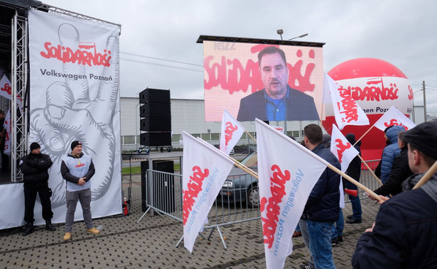 Zarabiają 6,5 tys. zł. "Solidarność" żąda dla pracowników 1000 zł podwyżek i aut do "prywatnych testów"