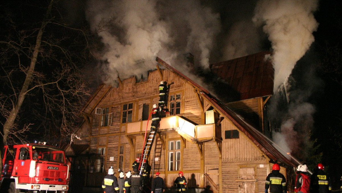 Prawie 100 strażaków walczy z groźnym pożarem, który wybuchł w centrum Zakopanego. Płonie duży, drewniany budynek, w którym mieszkali bezdomni. Być może w środku została jedna osoba - informuje "Tygodnik Podhalański" na swojej stronie internetowej.