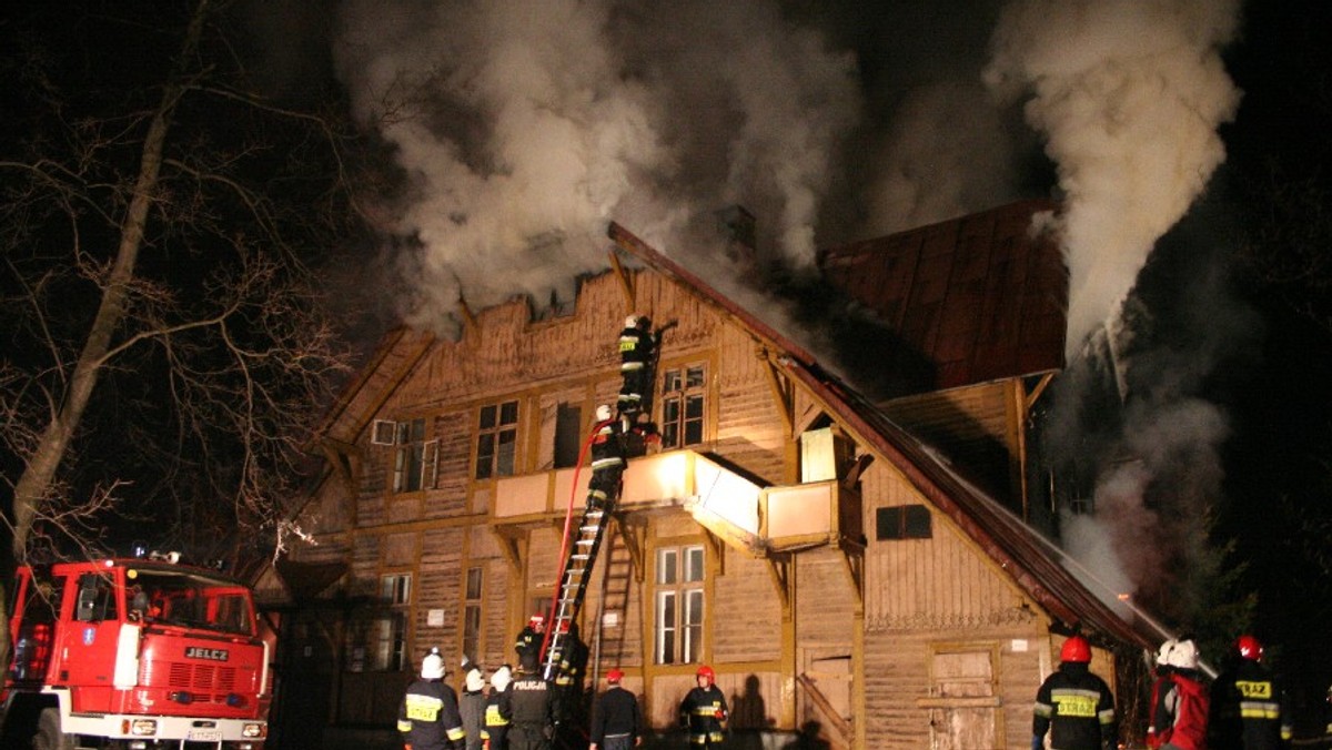 Prawie 100 strażaków walczy z groźnym pożarem, który wybuchł w centrum Zakopanego. Płonie duży, drewniany budynek, w którym mieszkali bezdomni. Być może w środku została jedna osoba - informuje "Tygodnik Podhalański" na swojej stronie internetowej.