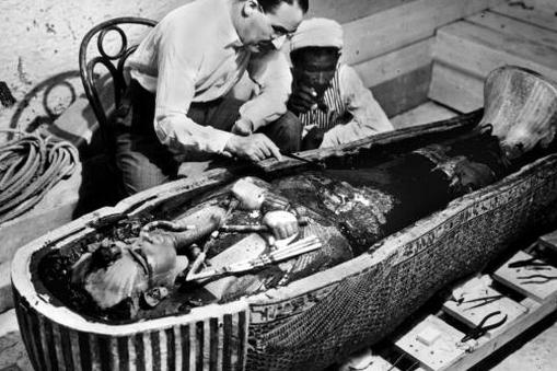 Howard Carter przy sarkofagu Tutanchamona w Dolinie Królów w Tebach, 1922 r.