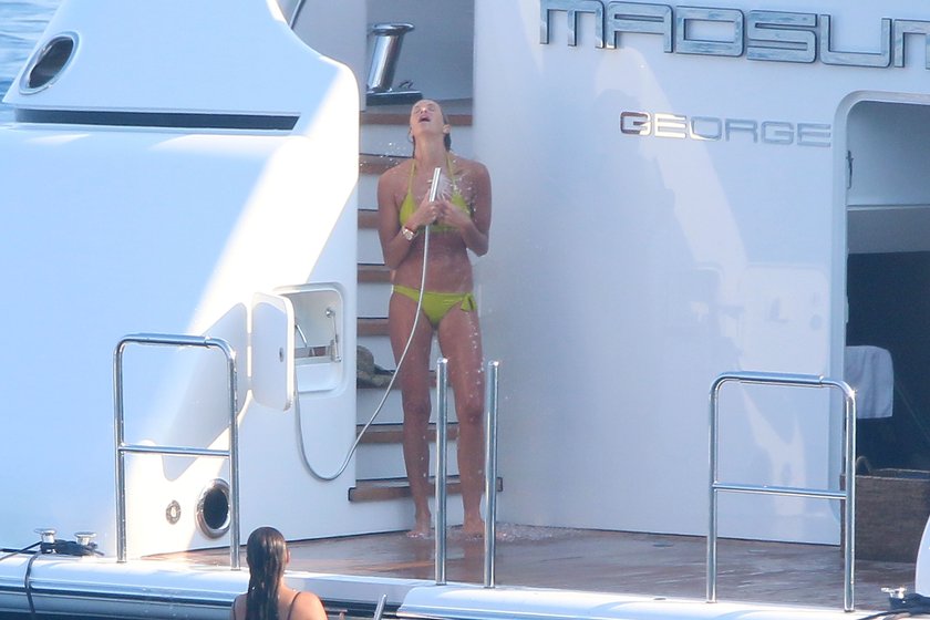 Elle McPherson w bikini pod prysznicem