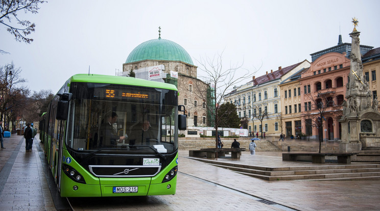 A pécsi Tüke Busz Kft. Volvo busza a baranyai megyeszékhely központjában, a Széchenyi téren / Fotó: MTI - Sóki Tamás