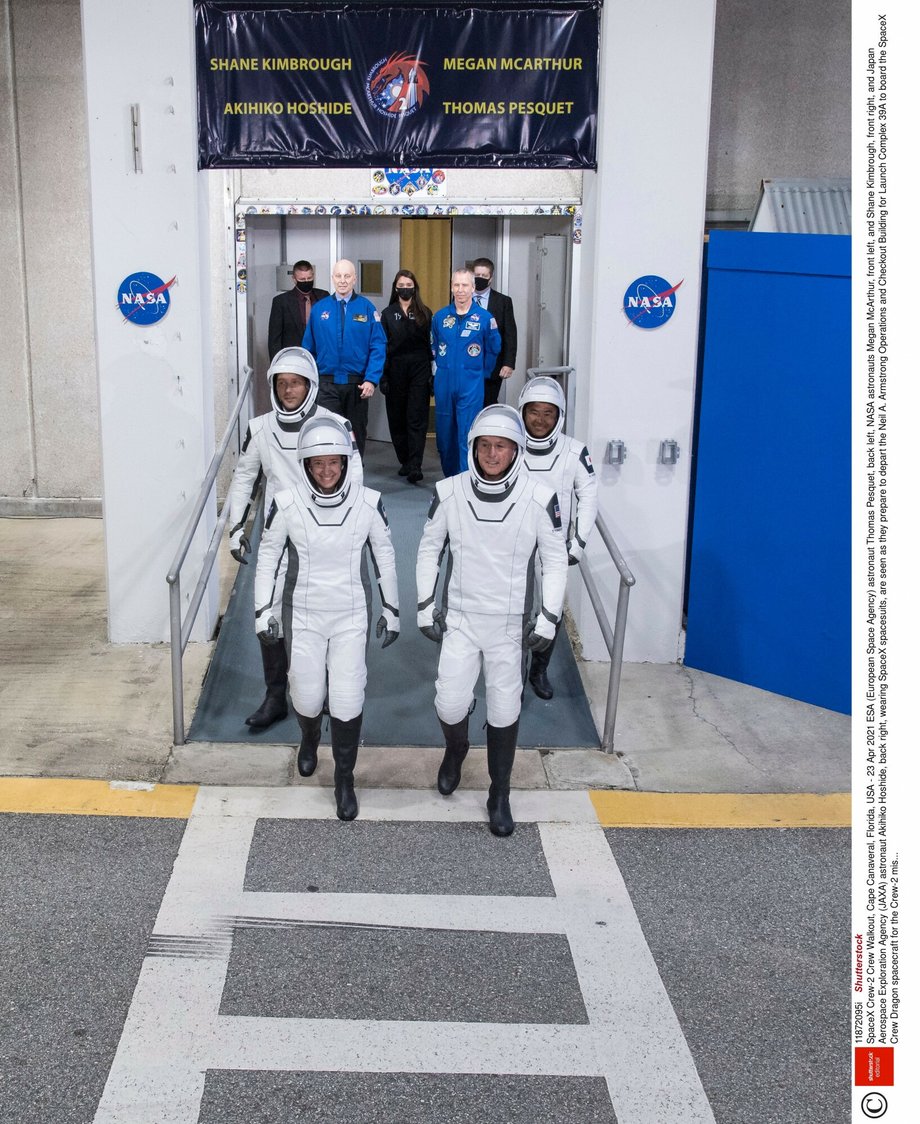 Pasażerowie rakiety Falcon 9 to międzynarodowa załoga Crew 2. To dwoje astronautów NASA: 53-letni dowódca misji Shane Kimbrough i 49-letnia pilot Megan McArthur, astronauta Japońskiej Agencji Kosmicznej JAXA 52-letni Akihiko Hoshide i specjalista misji z Europejskiej Agencji Kosmicznej 43-letni Francuz Thomas Pesquet.