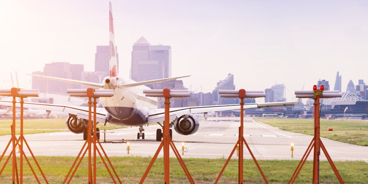 London City Airport to lotnisko położone w centrum Londynu. Piloci mają do dyspozycji krótki pas startowy, dlatego nie każdy samolot może tam wylądować