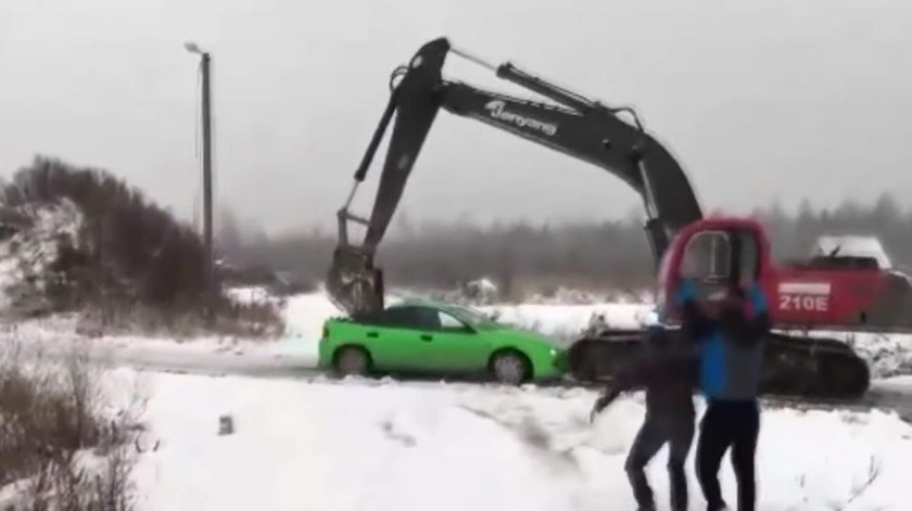 Dwaj Rosjanie brutalnie zaatakowali operatora koparki. Takiej odpowiedzi się nie spodziewali