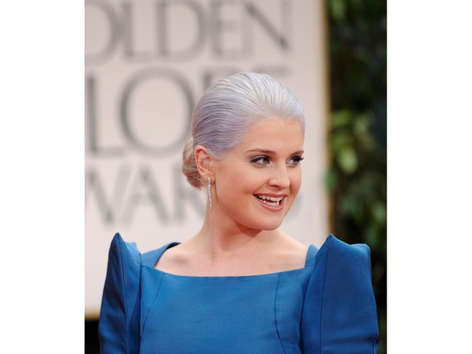 Do tego błękitno-fioletowa płukanka na włosach Kelly Osbourne postarzyła gwiazdę – takie odcienie kojarzą się ze starszymi paniami. Niebieskie włosy nadały Kelly jej dość przerażający wygląd