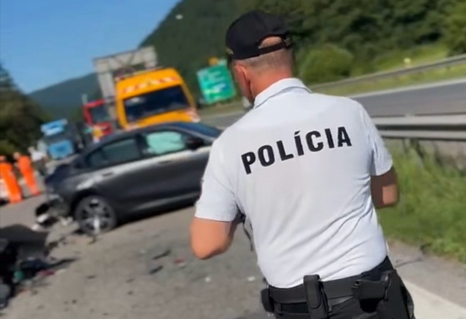 Pri dopravnej nehode na R1 v smere na Zvolen sa ľahko zranil človek. 