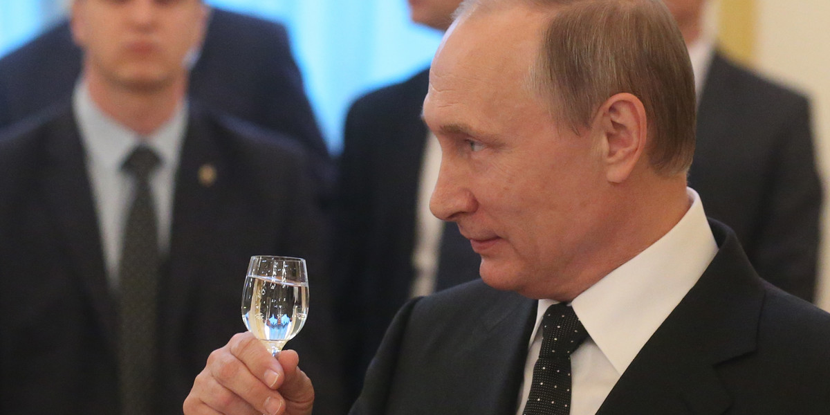 Choć obowiązki czasem tego wymagają, Władimir Putin jest jednym z nielicznych na Kremlu, którzy unikają alkoholu.
