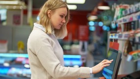 Robisz zakupy przy kasie samoobsługowej? Wydajesz więcej