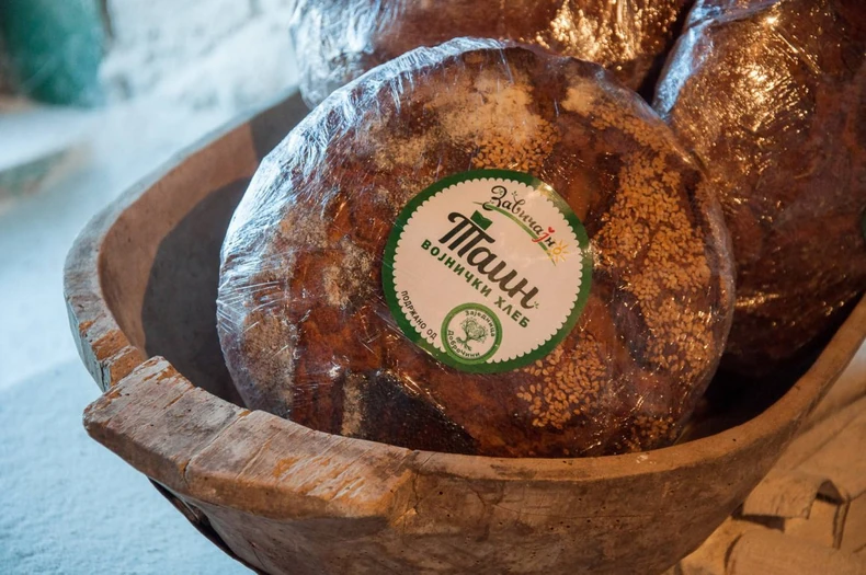 Tain je reč turskog porekla i znači "sledovanje", a svaki vojnik je dobijao po 800 grama, što je bilo dovoljno da nadoknadi njegove dnevne potrebe. 