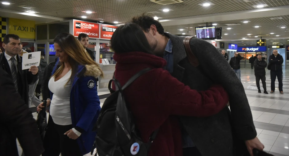 Aerodrom  je bio preplavljen zagrljajima