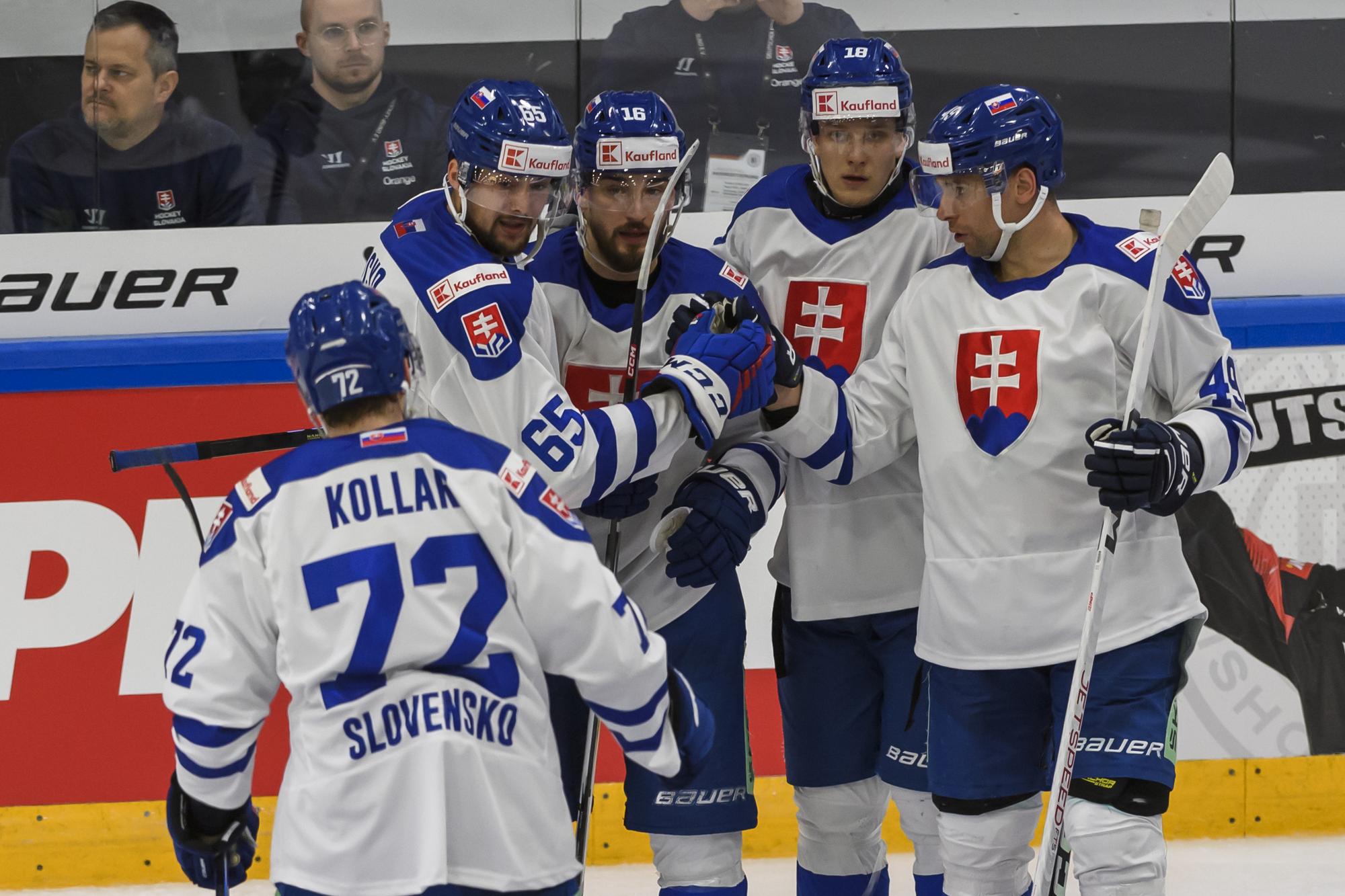 Slovenskí hokejisti sa tešia z gólu, zľava Andrej Kollár, Martin Bučko, Róbert Lantoši, Andrej Kukuča a Samuel Takáč.