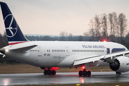 W LOT bez porozumienia ws. obniżek płac stewardess. Co to oznacza?