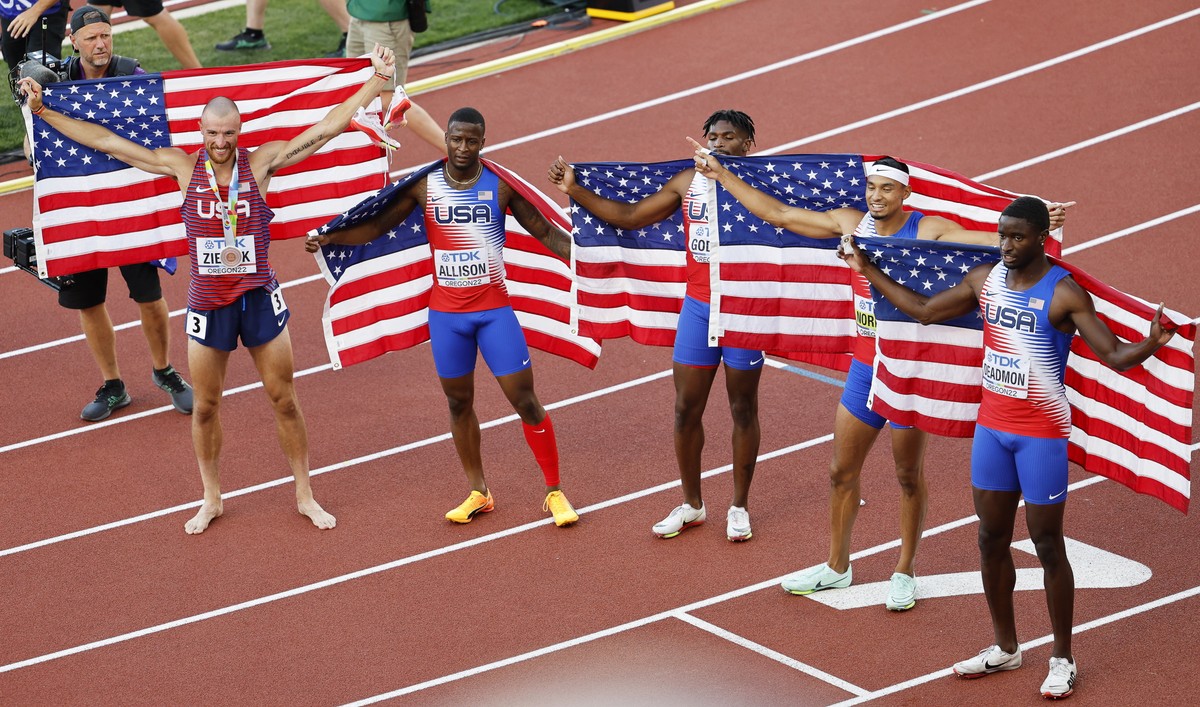 Champion Allison, Elija Godwin, Vernon Norwood, i Bryce Deadmon