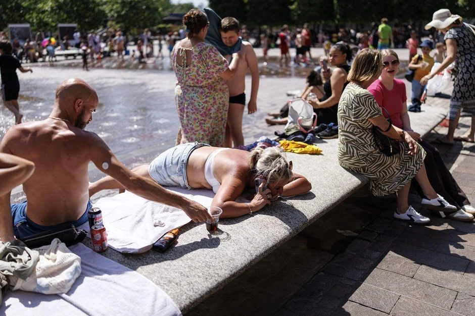 Mnogi su u Londonu potražili spas u fontanama | Foto: TOLGA AKMEN/EPA/Shutterstock