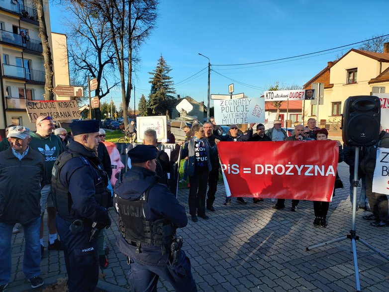 Legalne zgromadzenie w Wadowicach zostało rozwiązane na wniosek policji.