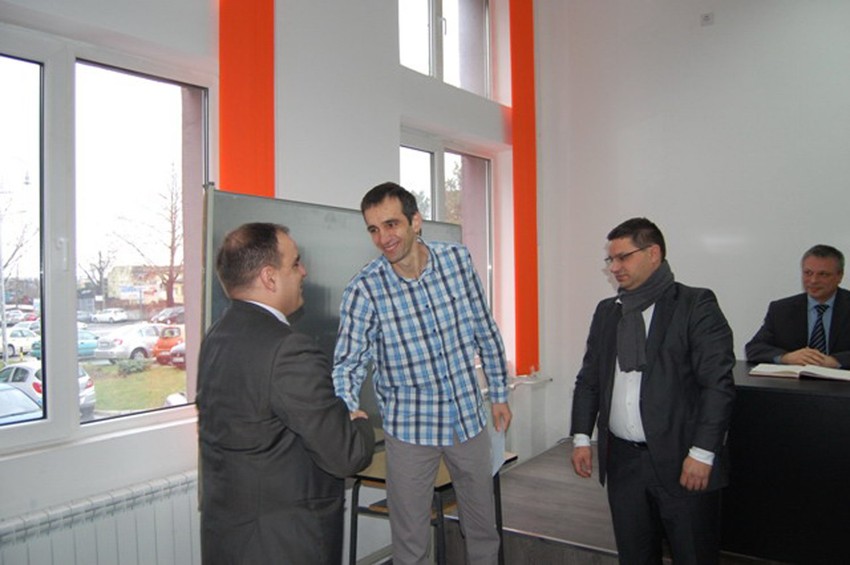 Miloš Ranđelović će novac uložiti u "Pinjata šop": Uručivanje donacije