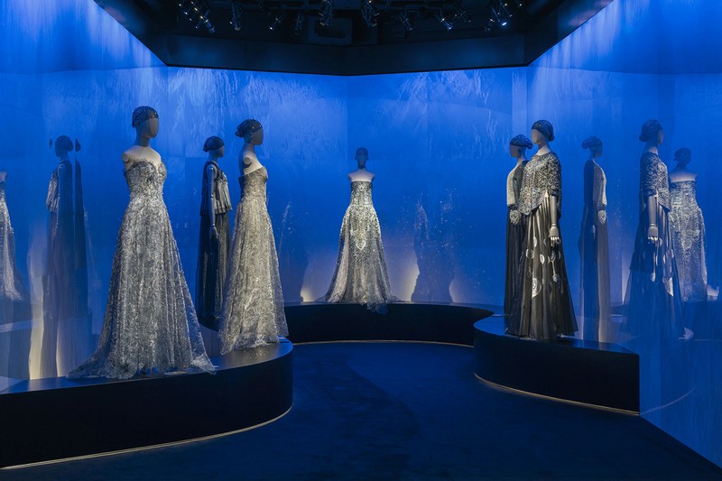 Giorgio Armani oslavuje 20 rokov Haute Couture výstavou.