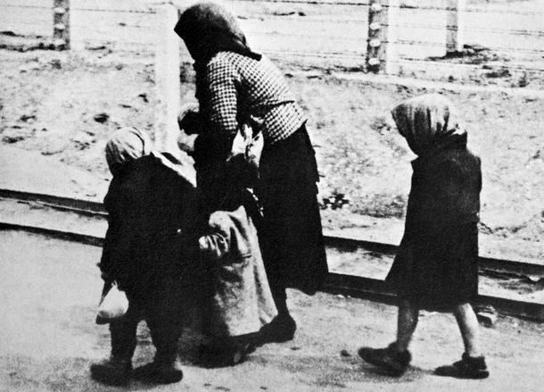 Dzieci prowadzone do komory gazowej w obozie Auschwitz Birkenau