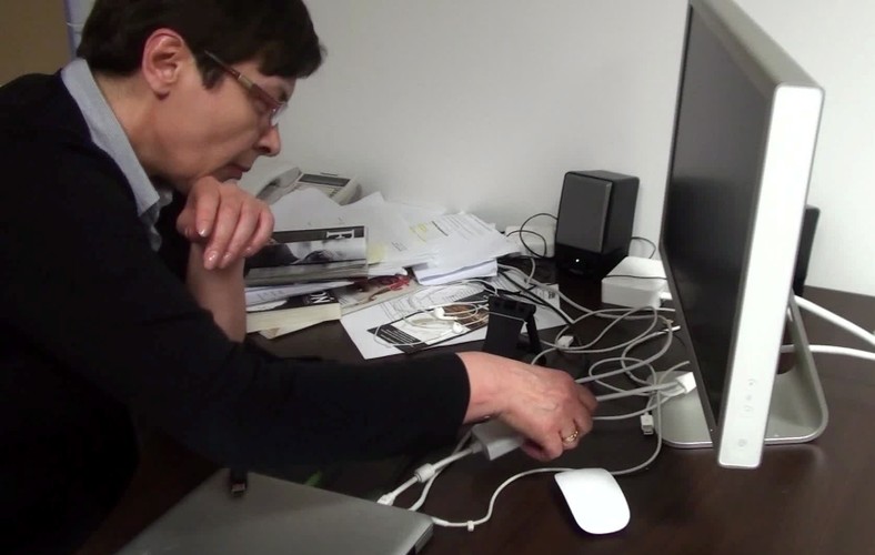 Próba dokonania kopii binarnej nagrań z podsłuchów na kadrze z nagrania udostępnionego przez Prokuraturę Okręgową Warszawa-Praga