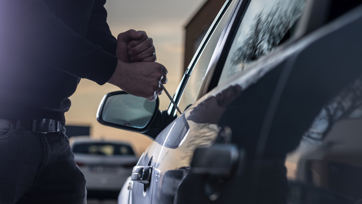 Włamywali się do ciężarówek i kradli paliwo i ładunek. Złapała ich policja