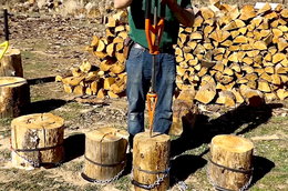 Urządzenie do rąbania drewna bezpieczniejsze od siekiery