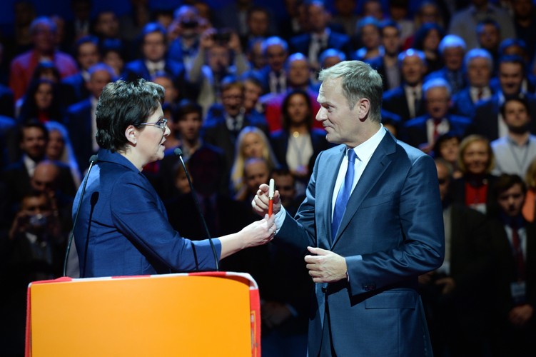 Ewa Kopacz wręcza Donaldowi Tuskowi pióro