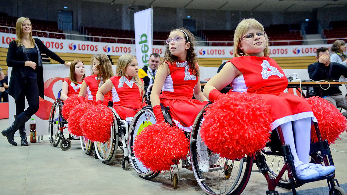 Cheerleaders na wózkach podbijają serca kibiców 