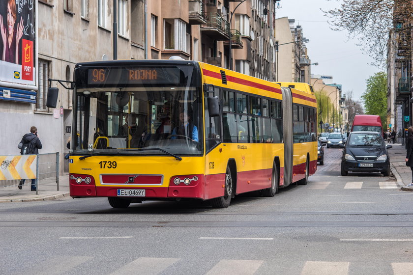 Słupek zamiast załatanej dziury - sposób łódzkich drogowców