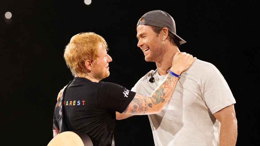 Hemsvort se pridružio Edu Širanu na bini u Rumuniji prošle godine nakon što je naučio da svira bubnjeve | Foto: National Geographic