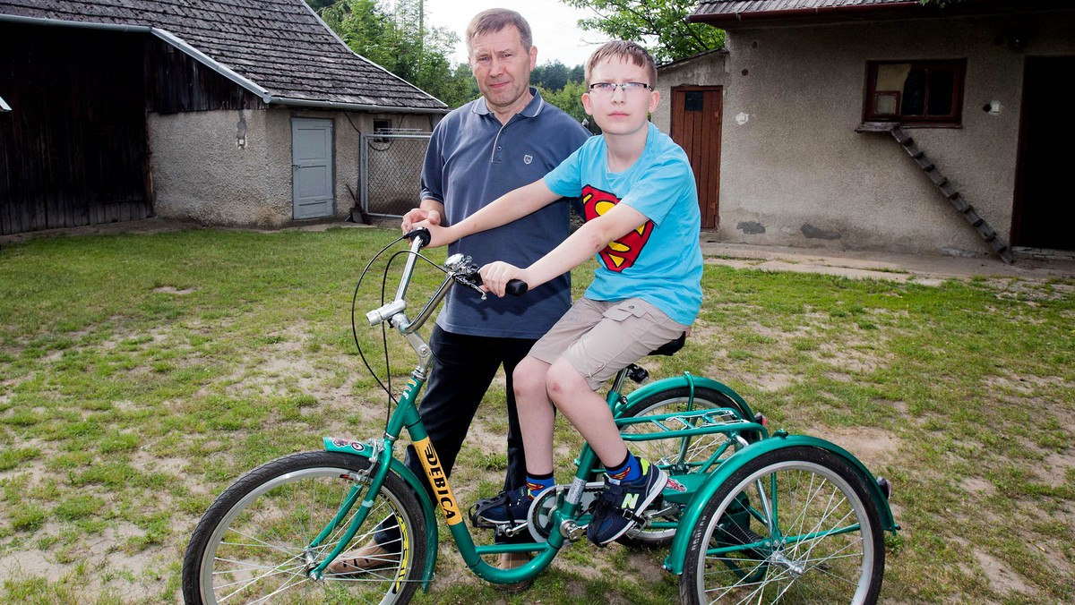 Choć dwunastoletni Dawid z Żabna nosi koszulkę z wizerunkiem Supermana to wie, że w domu ma innego, jeszcze większego bohatera! Jest nim jego tata Marek. Po śmierci żony sam zajmuję się chorym na porażenie mózgowe synem. I robi wszystko, aby jego synek stanął kiedyś na nogi. Wspólnie możemy pomóc spełnić marzenie dzielnego ojca. Na Dzień Ojca, który jest już w czwartek 23 czerwca!