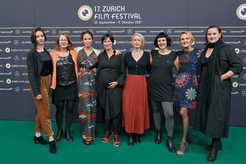 Wendy Pillonel, Jela Hasler, Annie Gisler, Camille Budin, Anna Thommen, Thais Odermatt, Judith Lichtneckert und Liliane Ott (v.l.n.r.) beim «Les Nouvelles Èves»-Photocall am Zurich Film Festival im Kino Corso.