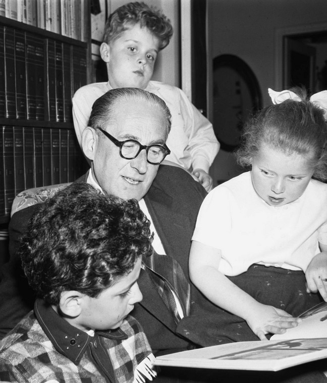 Jan Brzechwa z dziećmi