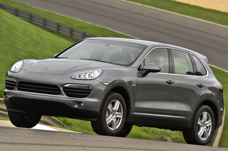 Porsche Cayenne S Hybrid
Napęd nowej, pełnej równoległej hybrydy Cayenne S Hybrid to 3-litrowy silnik V6 z doładowaniem w razie potrzeby wspomagany przez silnik elektryczny, dzięki czemu uzyskuje osiągi porównywalne z silnikiem V8. I to przy do 22 proc. niższym zużyciu paliwa i emisji CO2 (według danych producenta). W liczbach: silnik spalinowy dostarcza 333 KM, a silnik elektryczny 47 KM. Daje to łączną moc 380 KM.
Średnie zużycie paliwa (według producenta): 8,2 l/100 km
Cena: od 97 535 euro (ok. 413 tys. zł)