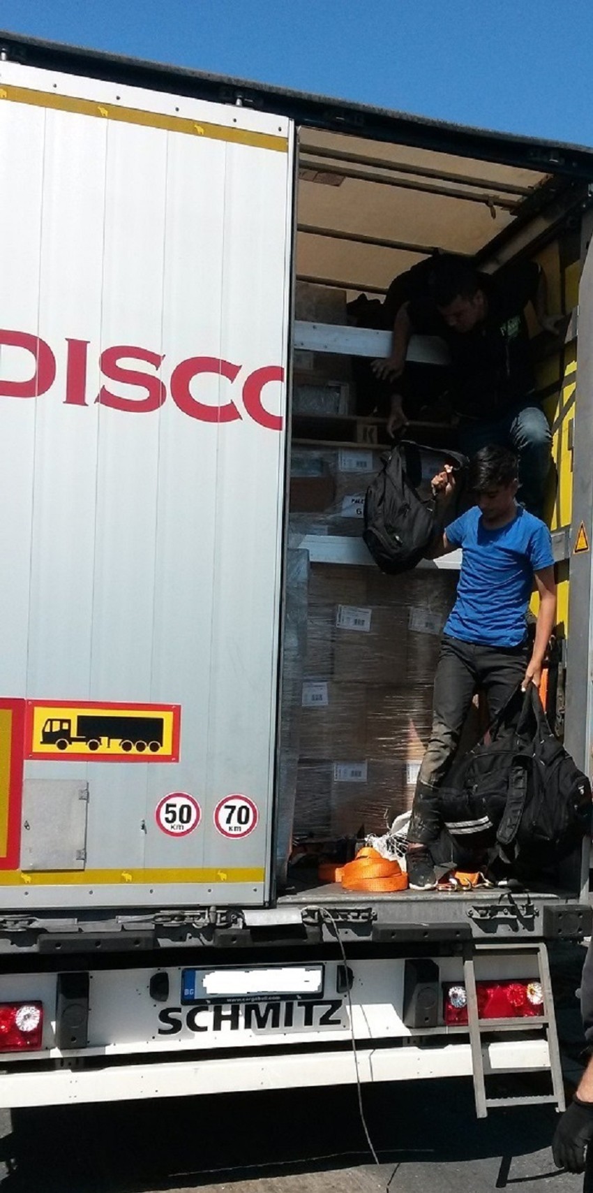 Ilegalci izlaze iz bugarskog kamiona