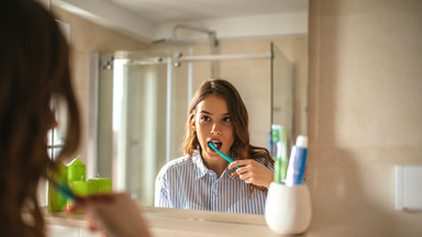 Myjesz zęby pod prysznicem? Dentystka ostrzega przed zagrożeniem