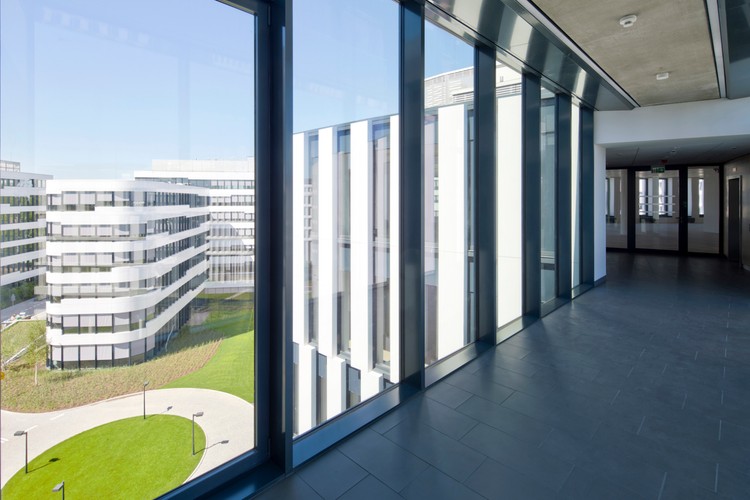 W Business Garden łatwo zadbać o komfort pracy: dostęp do naturalnego światła oraz zieleni, systemy klimatyzacji i oświetlenia, wspomniana ergonomia biur i liczne udogodnienia pomagają w osiągnięciu harmonii. W tym nowoczesnym parku biznesowym wdrożono standard budowlany WELL. To nowy system do pomiaru, certyfikowania i monitorowania wydajności budynków, które mają wpływ na zdrowie i samopoczucie.