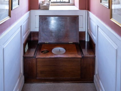 Pierwotnie w domu było bardzo mało łazienek. Aby uczynić to miejsce bardziej komfortowym dla rodziny i gości, Montaguowie dodali pięć dodatkowych toalet