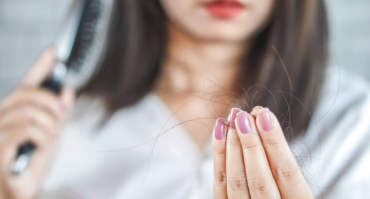 Wypadanie włosów - przyczyny, leczenie, domowe sposoby. Jak diagnozować i  co stosować na wypadanie włosów?