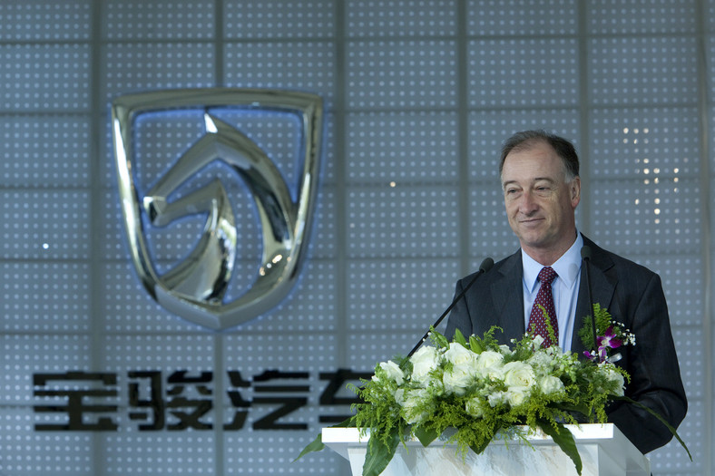 Kevin Wale, prezes General Motors China Group przemawia na tragch samochodowych w Szanghaju podczas prezentacji samochodu Baojun 630. fot. Nelson Ching/Bloomberg