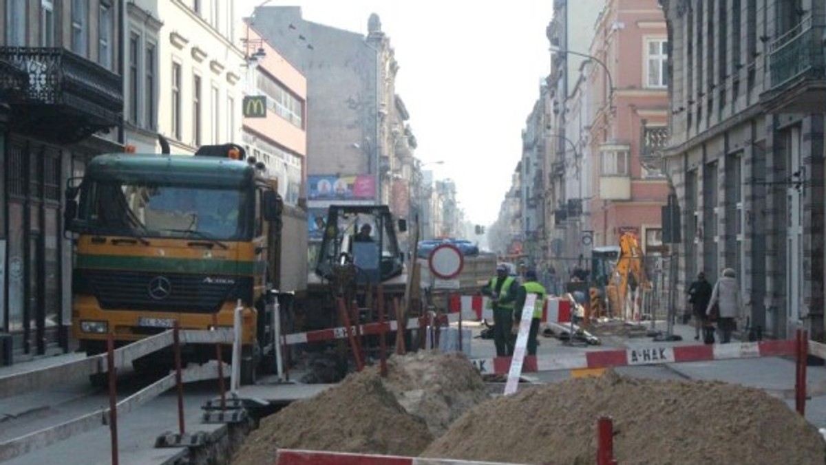 Większość obecnie prowadzonych remontów ulic potrwa do końca czerwca. Dopiero jesienią pojedziemy odnowioną Inflancką czy Rojną.