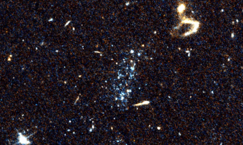 Niebieski system gwiezdny uchwycony przez Kosmiczny Teleskop Hubble'a